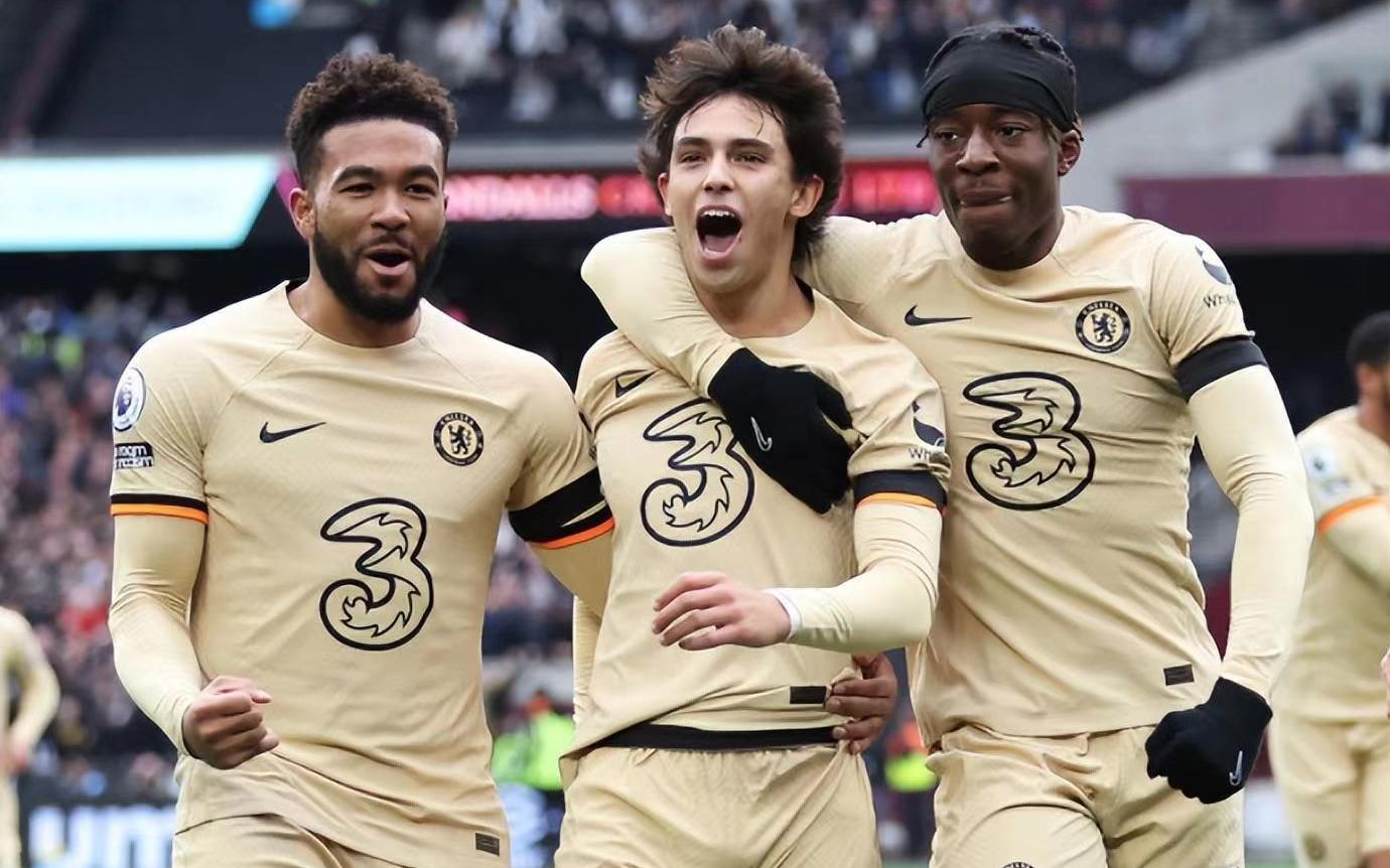 勒沃库森迎英超关键赛；集结日完成体检；气氛紧张；球探报告显示潜力的简单介绍