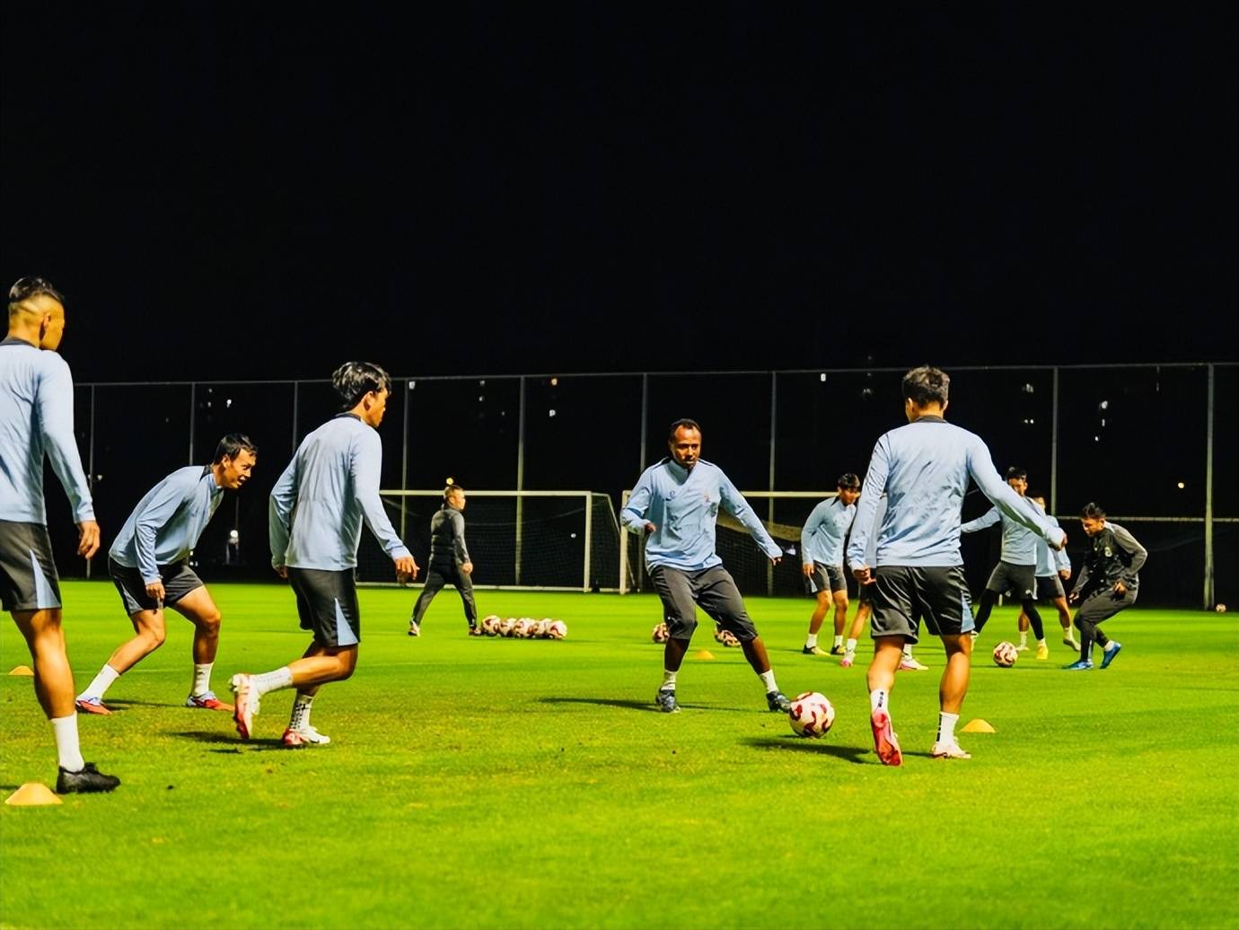 九游体育下载app包含上海申花今夜豪取连胜今晨广东宏远调整名单以备NBA常规赛，梅西在快船比赛中战术调整瞬间刷屏的词条