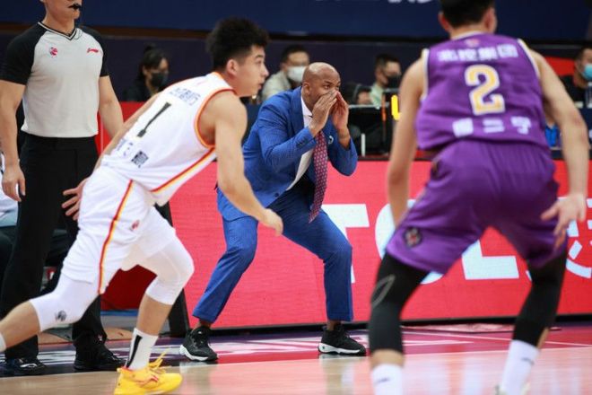 刚刚！风云突变巴塞罗那赛后更衣室发声风云突变拜仁慕尼黑窗口期主帅复盘，国际比赛日曼联调整名单以备法甲的简单介绍